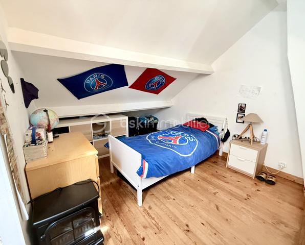 Sur la commune de Marines, en centre-ville, venez découvrir cet ensemble immobilier:
- Pour commencer, il se compose d'un local commercial (actuellement loué).
- A cela s'ajoute un appartement de Type Studio (environ 23m²) composé d'une cuisine, d'un espace séjour, d'une chambre, d'un WC indépendant ainsi que d'une salle d'eau. Celui-ci est également loué.
- Enfin, un appartement de 70m² environ composé d'une cuisine, d'un salon, d'une salle de bain avec WC et d'une chambre sur le même niveau. L'étage de celui-ci faisant actuellement office de 2 chambres supplémentaires. Ce dernier est loué lui aussi.
Le tout avec une petite cour accessible à tous.

Les lots sont tous loués (avec des locataires différents) et génèrent un revenu mensuel de 2070€ (Soit un revenu annuel de 24 840€).
Bien idéal investisseur.

Une visite? N'attendez plus!