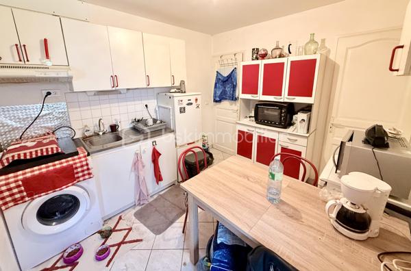 Sur la commune de Marines, en centre-ville, venez découvrir cet ensemble immobilier:
- Pour commencer, il se compose d'un local commercial (actuellement loué).
- A cela s'ajoute un appartement de Type Studio (environ 23m²) composé d'une cuisine, d'un espace séjour, d'une chambre, d'un WC indépendant ainsi que d'une salle d'eau. Celui-ci est également loué.
- Enfin, un appartement de 70m² environ composé d'une cuisine, d'un salon, d'une salle de bain avec WC et d'une chambre sur le même niveau. L'étage de celui-ci faisant actuellement office de 2 chambres supplémentaires. Ce dernier est loué lui aussi.
Le tout avec une petite cour accessible à tous.

Les lots sont tous loués (avec des locataires différents) et génèrent un revenu mensuel de 2070€ (Soit un revenu annuel de 24 840€).
Bien idéal investisseur.

Une visite? N'attendez plus!