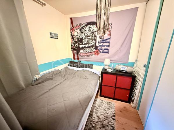 Sur la commune de Marines, en centre-ville, venez découvrir cet ensemble immobilier:
- Pour commencer, il se compose d'un local commercial (actuellement loué).
- A cela s'ajoute un appartement de Type Studio (environ 23m²) composé d'une cuisine, d'un espace séjour, d'une chambre, d'un WC indépendant ainsi que d'une salle d'eau. Celui-ci est également loué.
- Enfin, un appartement de 70m² environ composé d'une cuisine, d'un salon, d'une salle de bain avec WC et d'une chambre sur le même niveau. L'étage de celui-ci faisant actuellement office de 2 chambres supplémentaires. Ce dernier est loué lui aussi.
Le tout avec une petite cour accessible à tous.

Les lots sont tous loués (avec des locataires différents) et génèrent un revenu mensuel de 2070€ (Soit un revenu annuel de 24 840€).
Bien idéal investisseur.

Une visite? N'attendez plus!
