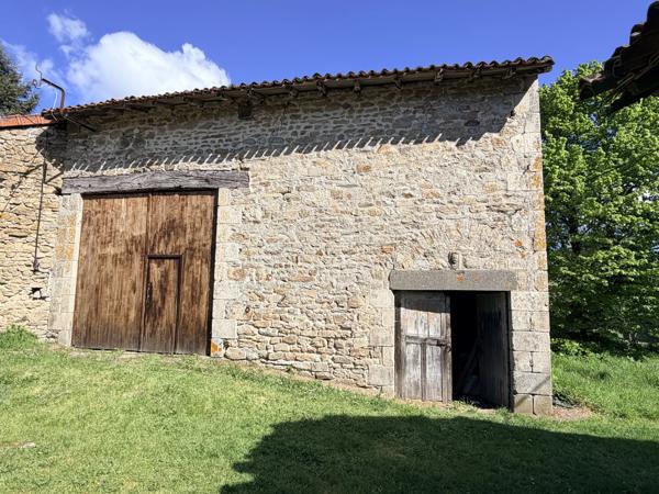 Grange dans village à rénover avec plus de 10 000 m² de terrain