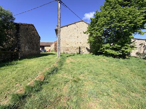 Grange dans village à rénover avec plus de 10 000 m² de terrain