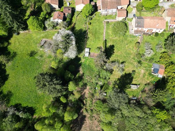 Grange dans village à rénover avec plus de 10 000 m² de terrain