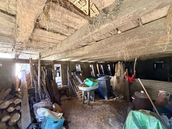 Grange dans village à rénover avec plus de 10 000 m² de terrain