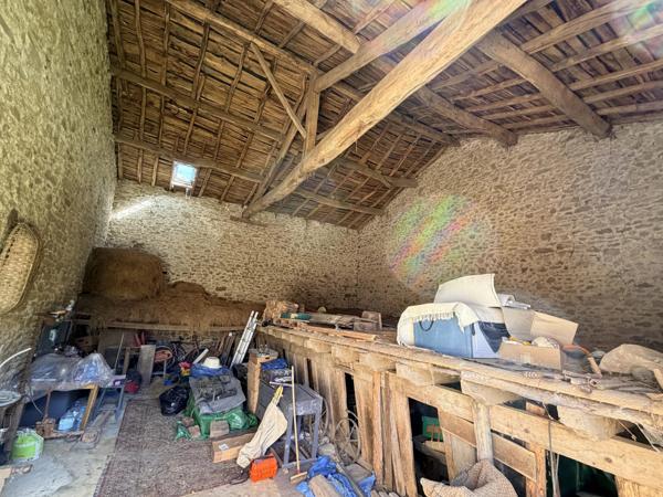 Grange dans village à rénover avec plus de 10 000 m² de terrain