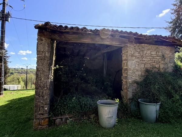 Grange dans village à rénover avec plus de 10 000 m² de terrain