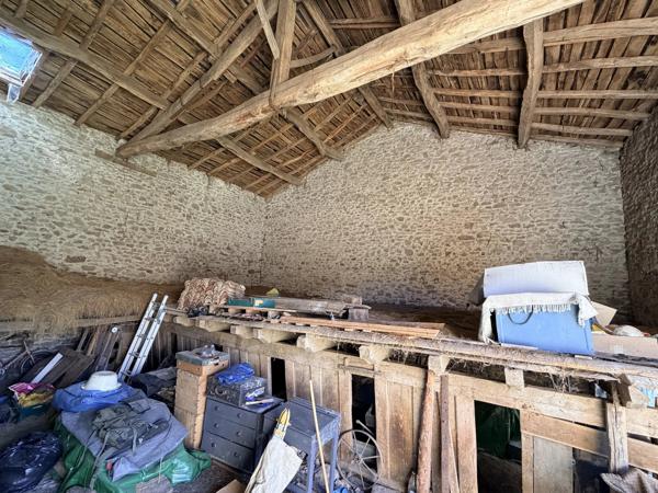 Grange dans village à rénover avec plus de 10 000 m² de terrain