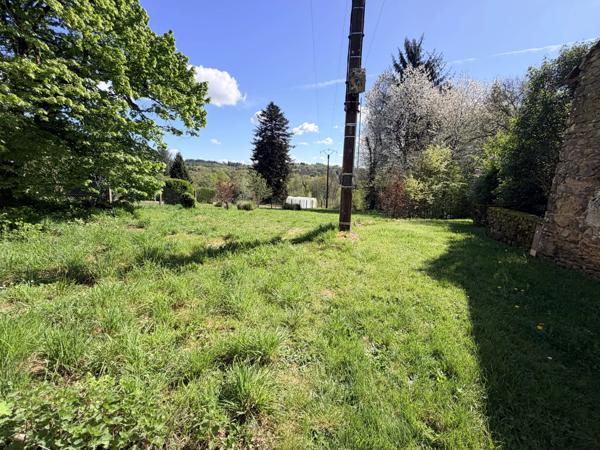Grange dans village à rénover avec plus de 10 000 m² de terrain