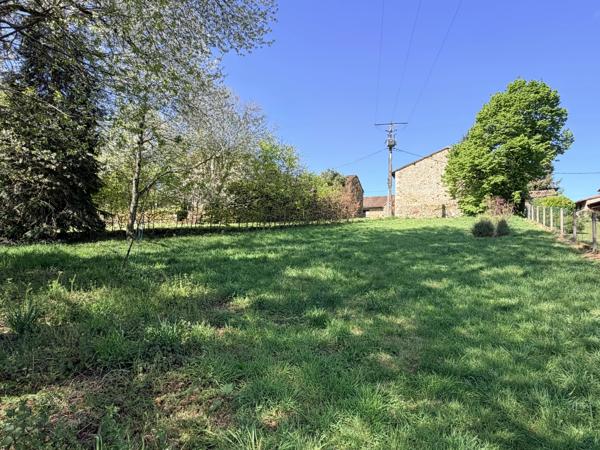 Grange dans village à rénover avec plus de 10 000 m² de terrain
