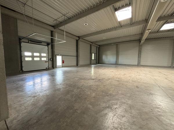 Local Commercial 4 pièces - 690 m²