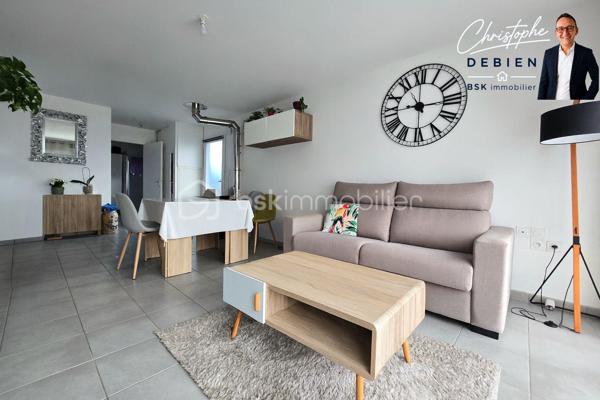Christophe Debien – BSK Immobilier vous propose une opportunité rare sur le secteur : un charmant pavillon de 48 m² idéalement situé au nord-est de Sainte-Luce-sur-Loire, au fond d’une impasse paisible, dans un environnement recherché.

Vous recherchez un bien fonctionnel, lumineux et sans travaux importants ?

Dès l’entrée, laissez-vous séduire par une agréable pièce de vie exposée plein sud, baignée de lumière naturelle tout au long de la journée.
La cuisine ouverte offre un espace convivial et moderne, parfait pour partager de bons moments en famille ou entre amis.
Le poêle à granulés apporte un véritable confort au quotidien avec une chaleur douce et économique pendant l’hiver.

Côté nuit, vous profitez :
•	d’une chambre confortable, 
•	d’une salle d’eau avec WC, 
•	d’un espace buanderie équipé d’un ballon thermodynamique pour une meilleure maîtrise des dépenses énergétiques. 

Un cadre de vie idéal pour habiter ou investir

Ce pavillon constitue une excellente opportunité pour :
•	une première acquisition, 
•	un investissement locatif, 
•	un pied-à-terre pratique et agréable. 

Un cadre idéal pour profiter des avantages d’une maison tout en bénéficiant d’un environnement calme et structuré.

Une visite pourrait bien provoquer le coup de cœur…

Les biens de ce type sont rares sur le secteur.

Contactez-moi dès maintenant pour obtenir plus d’informations ou organiser une visite.
Je serai ravi de vous accompagner dans votre projet immobilier.

Conformément aux dispositions de la loi ELAN, tout candidat acquéreur est informé de son droit de se faire accompagner, lors de la visite, par un professionnel du bâtiment de son choix.
Il est demandé de signaler préalablement la présence de cet intervenant afin de permettre l’organisation de la visite dans des conditions adaptées.