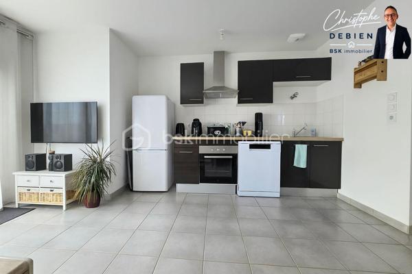 Christophe Debien – BSK Immobilier vous propose une opportunité rare sur le secteur : un charmant pavillon de 48 m² idéalement situé au nord-est de Sainte-Luce-sur-Loire, au fond d’une impasse paisible, dans un environnement recherché.

Vous recherchez un bien fonctionnel, lumineux et sans travaux importants ?

Dès l’entrée, laissez-vous séduire par une agréable pièce de vie exposée plein sud, baignée de lumière naturelle tout au long de la journée.
La cuisine ouverte offre un espace convivial et moderne, parfait pour partager de bons moments en famille ou entre amis.
Le poêle à granulés apporte un véritable confort au quotidien avec une chaleur douce et économique pendant l’hiver.

Côté nuit, vous profitez :
•	d’une chambre confortable, 
•	d’une salle d’eau avec WC, 
•	d’un espace buanderie équipé d’un ballon thermodynamique pour une meilleure maîtrise des dépenses énergétiques. 

Un cadre de vie idéal pour habiter ou investir

Ce pavillon constitue une excellente opportunité pour :
•	une première acquisition, 
•	un investissement locatif, 
•	un pied-à-terre pratique et agréable. 

Un cadre idéal pour profiter des avantages d’une maison tout en bénéficiant d’un environnement calme et structuré.

Une visite pourrait bien provoquer le coup de cœur…

Les biens de ce type sont rares sur le secteur.

Contactez-moi dès maintenant pour obtenir plus d’informations ou organiser une visite.
Je serai ravi de vous accompagner dans votre projet immobilier.

Conformément aux dispositions de la loi ELAN, tout candidat acquéreur est informé de son droit de se faire accompagner, lors de la visite, par un professionnel du bâtiment de son choix.
Il est demandé de signaler préalablement la présence de cet intervenant afin de permettre l’organisation de la visite dans des conditions adaptées.