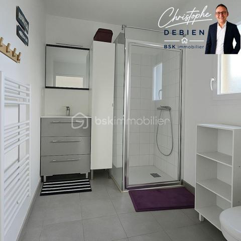 Christophe Debien – BSK Immobilier vous propose une opportunité rare sur le secteur : un charmant pavillon de 48 m² idéalement situé au nord-est de Sainte-Luce-sur-Loire, au fond d’une impasse paisible, dans un environnement recherché.

Vous recherchez un bien fonctionnel, lumineux et sans travaux importants ?

Dès l’entrée, laissez-vous séduire par une agréable pièce de vie exposée plein sud, baignée de lumière naturelle tout au long de la journée.
La cuisine ouverte offre un espace convivial et moderne, parfait pour partager de bons moments en famille ou entre amis.
Le poêle à granulés apporte un véritable confort au quotidien avec une chaleur douce et économique pendant l’hiver.

Côté nuit, vous profitez :
•	d’une chambre confortable, 
•	d’une salle d’eau avec WC, 
•	d’un espace buanderie équipé d’un ballon thermodynamique pour une meilleure maîtrise des dépenses énergétiques. 

Un cadre de vie idéal pour habiter ou investir

Ce pavillon constitue une excellente opportunité pour :
•	une première acquisition, 
•	un investissement locatif, 
•	un pied-à-terre pratique et agréable. 

Un cadre idéal pour profiter des avantages d’une maison tout en bénéficiant d’un environnement calme et structuré.

Une visite pourrait bien provoquer le coup de cœur…

Les biens de ce type sont rares sur le secteur.

Contactez-moi dès maintenant pour obtenir plus d’informations ou organiser une visite.
Je serai ravi de vous accompagner dans votre projet immobilier.

Conformément aux dispositions de la loi ELAN, tout candidat acquéreur est informé de son droit de se faire accompagner, lors de la visite, par un professionnel du bâtiment de son choix.
Il est demandé de signaler préalablement la présence de cet intervenant afin de permettre l’organisation de la visite dans des conditions adaptées.