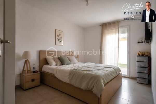 Christophe Debien – BSK Immobilier vous propose une opportunité rare sur le secteur : un charmant pavillon de 48 m² idéalement situé au nord-est de Sainte-Luce-sur-Loire, au fond d’une impasse paisible, dans un environnement recherché.

Vous recherchez un bien fonctionnel, lumineux et sans travaux importants ?

Dès l’entrée, laissez-vous séduire par une agréable pièce de vie exposée plein sud, baignée de lumière naturelle tout au long de la journée.
La cuisine ouverte offre un espace convivial et moderne, parfait pour partager de bons moments en famille ou entre amis.
Le poêle à granulés apporte un véritable confort au quotidien avec une chaleur douce et économique pendant l’hiver.

Côté nuit, vous profitez :
•	d’une chambre confortable, 
•	d’une salle d’eau avec WC, 
•	d’un espace buanderie équipé d’un ballon thermodynamique pour une meilleure maîtrise des dépenses énergétiques. 

Un cadre de vie idéal pour habiter ou investir

Ce pavillon constitue une excellente opportunité pour :
•	une première acquisition, 
•	un investissement locatif, 
•	un pied-à-terre pratique et agréable. 

Un cadre idéal pour profiter des avantages d’une maison tout en bénéficiant d’un environnement calme et structuré.

Une visite pourrait bien provoquer le coup de cœur…

Les biens de ce type sont rares sur le secteur.

Contactez-moi dès maintenant pour obtenir plus d’informations ou organiser une visite.
Je serai ravi de vous accompagner dans votre projet immobilier.

Conformément aux dispositions de la loi ELAN, tout candidat acquéreur est informé de son droit de se faire accompagner, lors de la visite, par un professionnel du bâtiment de son choix.
Il est demandé de signaler préalablement la présence de cet intervenant afin de permettre l’organisation de la visite dans des conditions adaptées.