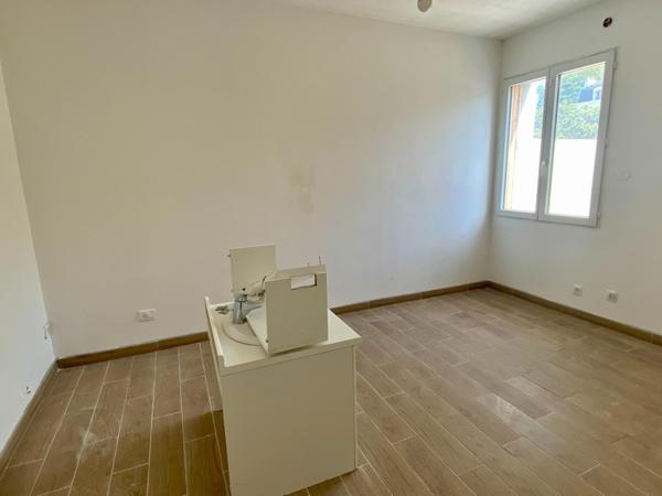 maison de ville, à finir de rénover, avec jardinets et garage
