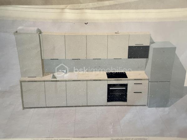 À VENDRE – Appartement T2 rénové avec balcon – Royan centre-ville

Idéalement situé en plein cœur de Royan, cet appartement de 46,60 m² vous séduira par son emplacement privilégié et ses prestations de qualité.

Au 2ᵉ et dernier étage d’une petite copropriété calme et bien entretenue de seulement 4 lots, ce bien entièrement rénové avec des matériaux de qualité offre un cadre de vie confortable et moderne.

Il se compose de :
	•	Une pièce de vie lumineuse avec salon et cuisine ouverte, donnant accès à un balcon avec aperçu mer
	•	Une chambre spacieuse
	•	Une salle d’eau contemporaine
	•	Un WC séparé

Vous bénéficierez d’un emplacement exceptionnel :
	•	À seulement 400 mètres de la plage de la Grande Conche
	•	À 150 mètres du marché central
	•	À proximité immédiate des commerces et commodités

Cet appartement est idéal pour une résidence principale, un pied-à-terre ou un investissement locatif de qualité.

Les + :
	•	Rénovation complète récente
	•	Petite copropriété
	•	Dernier étage
	•	Balcon avec aperçu mer
	•	Emplacement recherché

Pour plus d’informations ou organiser une visite, n’hésitez pas à nous contacter.