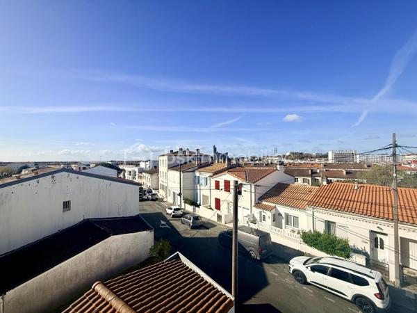 À VENDRE – Appartement T2 rénové avec balcon – Royan centre-ville

Idéalement situé en plein cœur de Royan, cet appartement de 46,60 m² vous séduira par son emplacement privilégié et ses prestations de qualité.

Au 2ᵉ et dernier étage d’une petite copropriété calme et bien entretenue de seulement 4 lots, ce bien entièrement rénové avec des matériaux de qualité offre un cadre de vie confortable et moderne.

Il se compose de :
	•	Une pièce de vie lumineuse avec salon et cuisine ouverte, donnant accès à un balcon avec aperçu mer
	•	Une chambre spacieuse
	•	Une salle d’eau contemporaine
	•	Un WC séparé

Vous bénéficierez d’un emplacement exceptionnel :
	•	À seulement 400 mètres de la plage de la Grande Conche
	•	À 150 mètres du marché central
	•	À proximité immédiate des commerces et commodités

Cet appartement est idéal pour une résidence principale, un pied-à-terre ou un investissement locatif de qualité.

Les + :
	•	Rénovation complète récente
	•	Petite copropriété
	•	Dernier étage
	•	Balcon avec aperçu mer
	•	Emplacement recherché

Pour plus d’informations ou organiser une visite, n’hésitez pas à nous contacter.