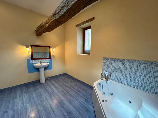 Charmante maison de ville avec local commercial en RDC (vide) dans le centre de Malicorne Sur Sarthe