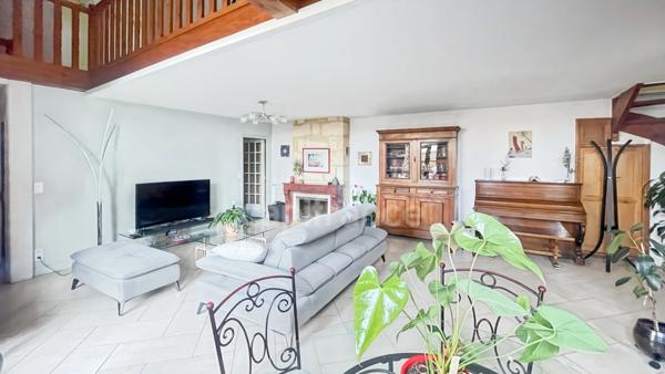 Maison à vendre 7 pièces BEGLES (33) - Maison familiale 5 chambres – 160m² (225m² au sol) environ – jardin avec terrasse et carport, aux portes de Bordeaux