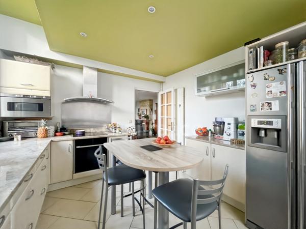 Maison à vendre 7 pièces BEGLES (33) - Maison familiale 5 chambres – 160m² (225m² au sol) environ – jardin avec terrasse et carport, aux portes de Bordeaux