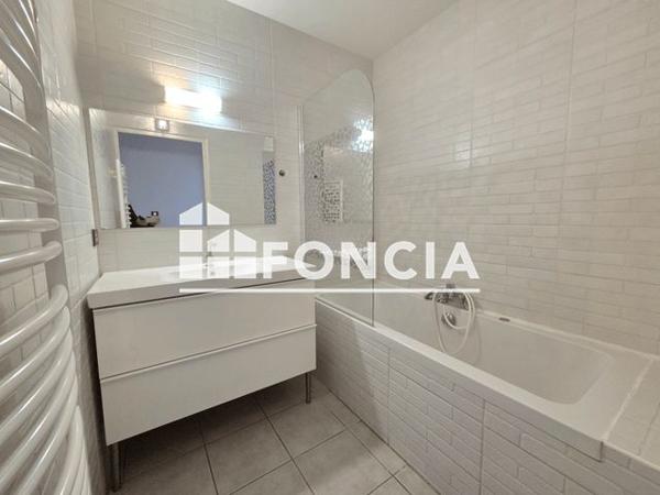 Location Appartement 3 pièces 67.39 m² - MONTEE A Grenoble 38100