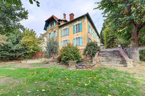 Elégante demeure au coeur de Saint-Germain en Laye 2 205 000 € **  - Référence  18967