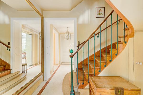 Elégante demeure au coeur de Saint-Germain en Laye 2 205 000 € **  - Référence  18967