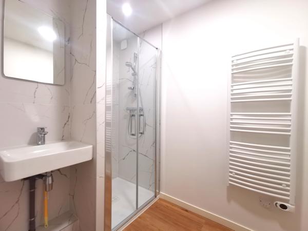 Local Commercial 5 pièces - 300 m²