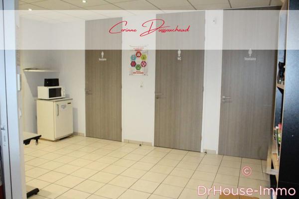 Commerce à vendre 11 pièces de 300 m²