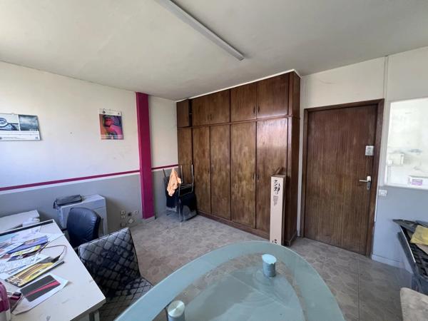 Location                                                      Local commercial
                        
                     3 pièces                      261 m2                     à Nevers