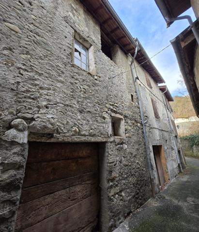 Lettret (05130) A 5 minutes de Tallard, pour investisseur ou première acquisition , maison de village à rénover hors d'eau, h