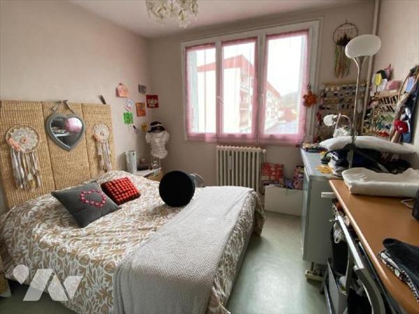 ARPAJON-SUR-CERE, appartement à vendre avec locataire en place, situé au 1er étage d'une coprop...