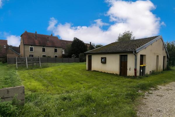 70120 - LAVONCOURT - Maison avec 3 appartements - Prix : 200000  honoraires charge vendeur