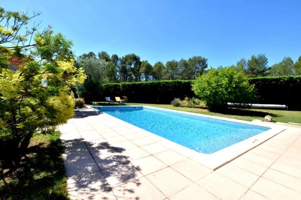 MAISON DE PLAIN-PIED AVEC GRAND JARDIN ET PISCINE