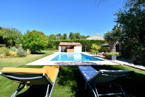 MAISON DE PLAIN-PIED AVEC GRAND JARDIN ET PISCINE