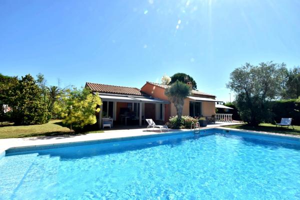 MAISON DE PLAIN-PIED AVEC GRAND JARDIN ET PISCINE