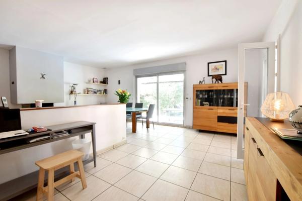 MAISON DE PLAIN-PIED AVEC GRAND JARDIN ET PISCINE