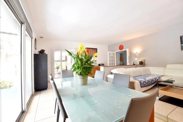 MAISON DE PLAIN-PIED AVEC GRAND JARDIN ET PISCINE