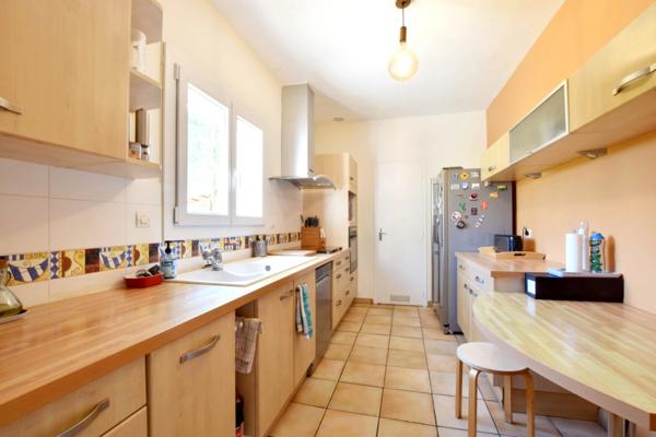 MAISON DE PLAIN-PIED AVEC GRAND JARDIN ET PISCINE