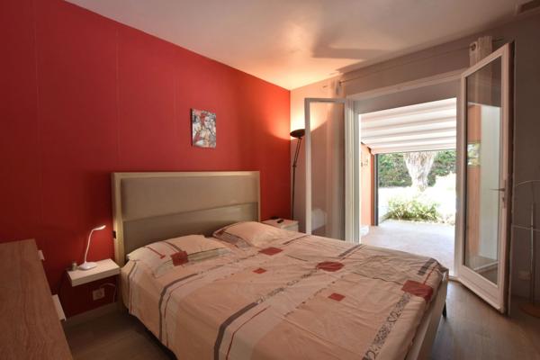 MAISON DE PLAIN-PIED AVEC GRAND JARDIN ET PISCINE