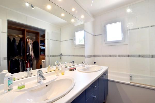 MAISON DE PLAIN-PIED AVEC GRAND JARDIN ET PISCINE