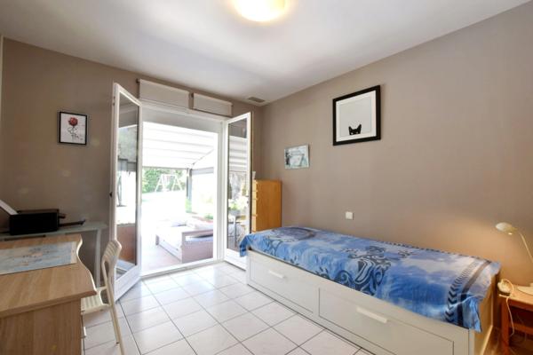 MAISON DE PLAIN-PIED AVEC GRAND JARDIN ET PISCINE