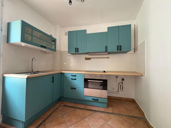 Immeuble 3 appartements 140 m2 + garage et terrasse centre historique Eguilles