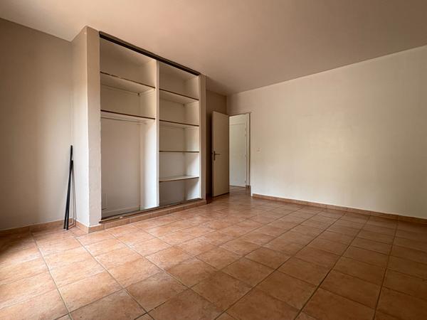 Immeuble 3 appartements 140 m2 + garage et terrasse centre historique Eguilles