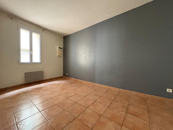 Immeuble 3 appartements 140 m2 + garage et terrasse centre historique Eguilles