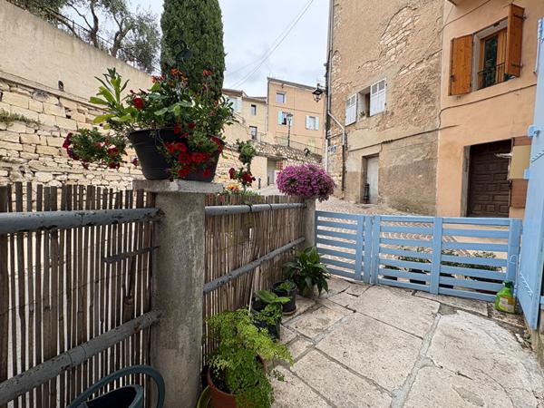 Immeuble 3 appartements 140 m2 + garage et terrasse centre historique Eguilles