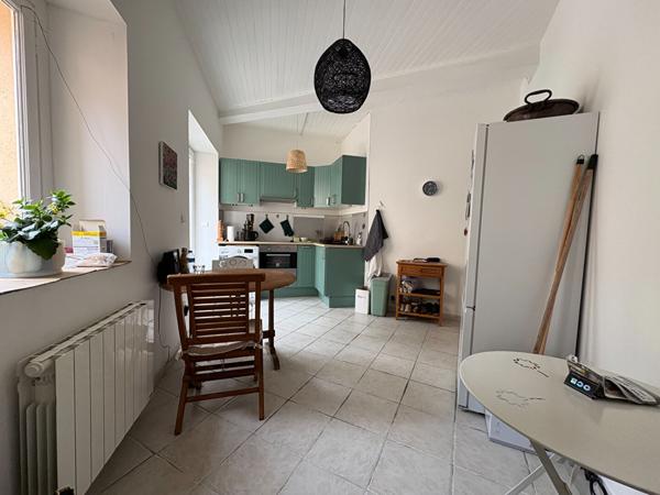 Immeuble 3 appartements 140 m2 + garage et terrasse centre historique Eguilles