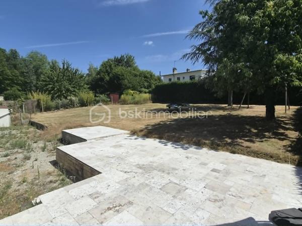 Située à seulement 10 minutes de L’Aigle, à proximité immédiate du bourg, des écoles et des commerces essentiels, cette maison de 74 m² est idéale pour un premier achat ou un projet d'investissement.

​Au rez-de-chaussée : Une entrée accueillante desservant un séjour/salon lumineux, une chambre, une salle de bains et un WC séparé.
​À l'étage : Deux chambres supplémentaires parfaites pour des enfants, des invités et un espace bureau.
​Annexes & Extérieur :
​Une partie cave.
grande terrasse 
terrain clos et arboré 
​Une dépendance séparée offrant du potentiel de stockage ou d'aménagement.
​Le tout édifié sur un beau terrain d'environ 969 m². 
A découvrir