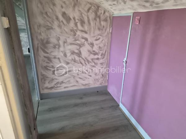 Située à seulement 10 minutes de L’Aigle, à proximité immédiate du bourg, des écoles et des commerces essentiels, cette maison de 74 m² est idéale pour un premier achat ou un projet d'investissement.

​Au rez-de-chaussée : Une entrée accueillante desservant un séjour/salon lumineux, une chambre, une salle de bains et un WC séparé.
​À l'étage : Deux chambres supplémentaires parfaites pour des enfants, des invités et un espace bureau.
​Annexes & Extérieur :
​Une partie cave.
grande terrasse 
terrain clos et arboré 
​Une dépendance séparée offrant du potentiel de stockage ou d'aménagement.
​Le tout édifié sur un beau terrain d'environ 969 m². 
A découvrir