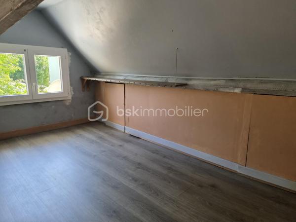 Située à seulement 10 minutes de L’Aigle, à proximité immédiate du bourg, des écoles et des commerces essentiels, cette maison de 74 m² est idéale pour un premier achat ou un projet d'investissement.

​Au rez-de-chaussée : Une entrée accueillante desservant un séjour/salon lumineux, une chambre, une salle de bains et un WC séparé.
​À l'étage : Deux chambres supplémentaires parfaites pour des enfants, des invités et un espace bureau.
​Annexes & Extérieur :
​Une partie cave.
grande terrasse 
terrain clos et arboré 
​Une dépendance séparée offrant du potentiel de stockage ou d'aménagement.
​Le tout édifié sur un beau terrain d'environ 969 m². 
A découvrir