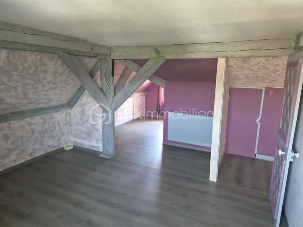 Située à seulement 10 minutes de L’Aigle, à proximité immédiate du bourg, des écoles et des commerces essentiels, cette maison de 74 m² est idéale pour un premier achat ou un projet d'investissement.

​Au rez-de-chaussée : Une entrée accueillante desservant un séjour/salon lumineux, une chambre, une salle de bains et un WC séparé.
​À l'étage : Deux chambres supplémentaires parfaites pour des enfants, des invités et un espace bureau.
​Annexes & Extérieur :
​Une partie cave.
grande terrasse 
terrain clos et arboré 
​Une dépendance séparée offrant du potentiel de stockage ou d'aménagement.
​Le tout édifié sur un beau terrain d'environ 969 m². 
A découvrir
